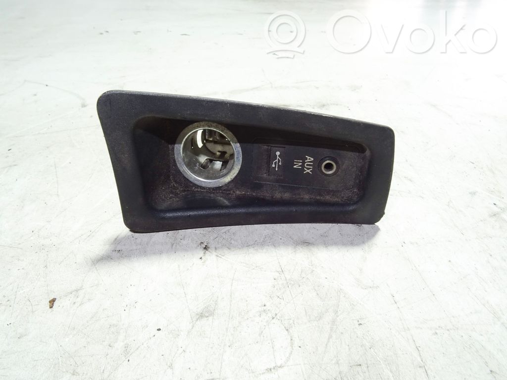 BMW 1 E81 E87 AUX-pistokeliitin 
