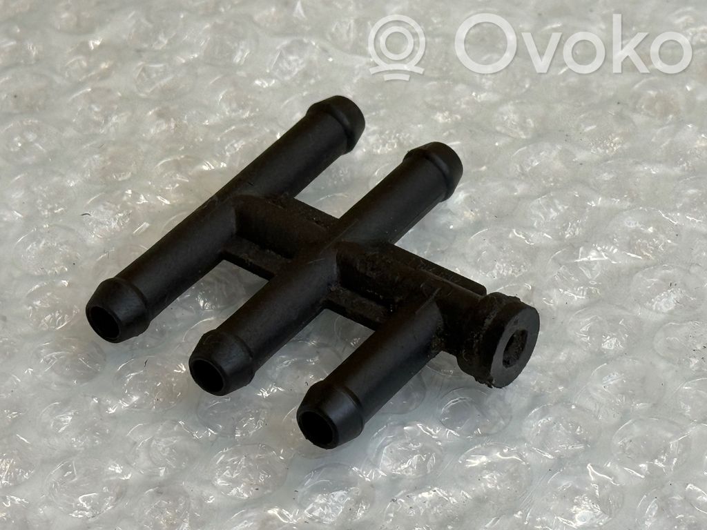 BMW 5 E39 Fuel distributor 