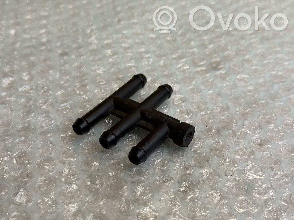 BMW 5 E39 Fuel distributor 