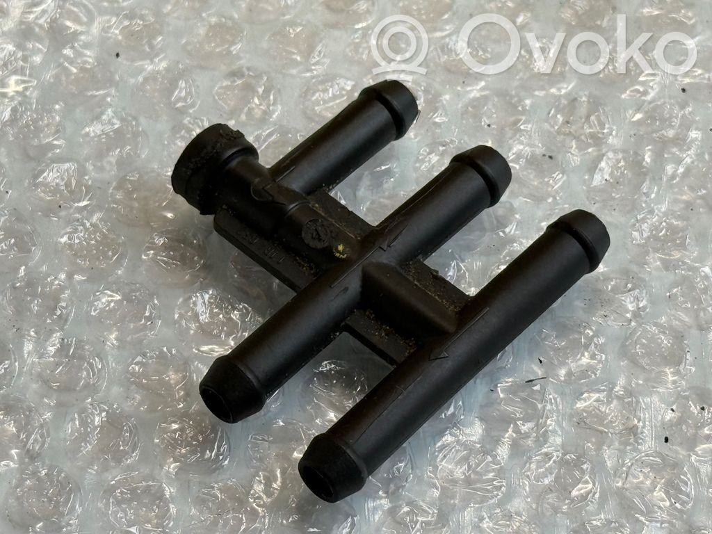 BMW 5 E39 Fuel distributor 