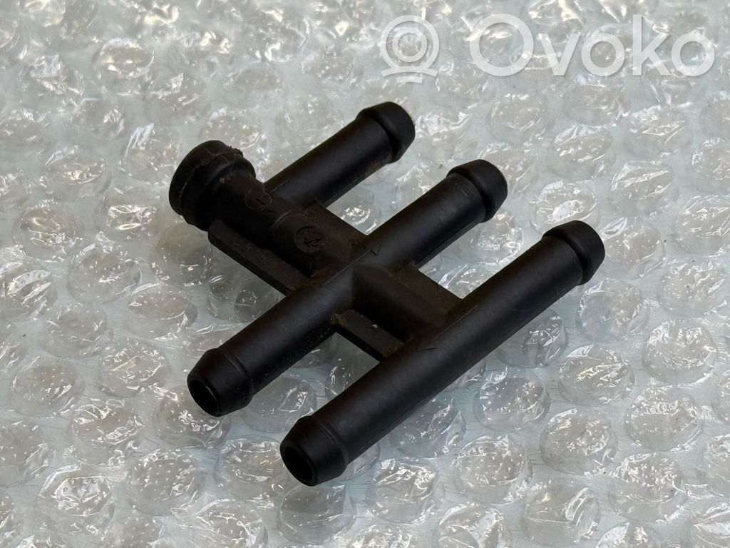 BMW 5 E39 Fuel distributor 