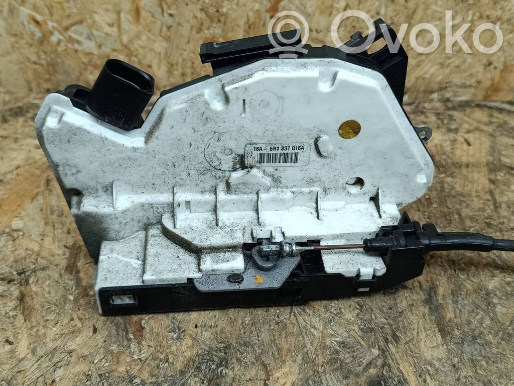 Volkswagen PASSAT CC Front door lock 