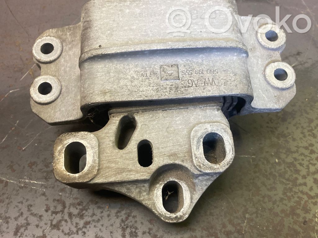 Volkswagen Tiguan Engine mount bracket 