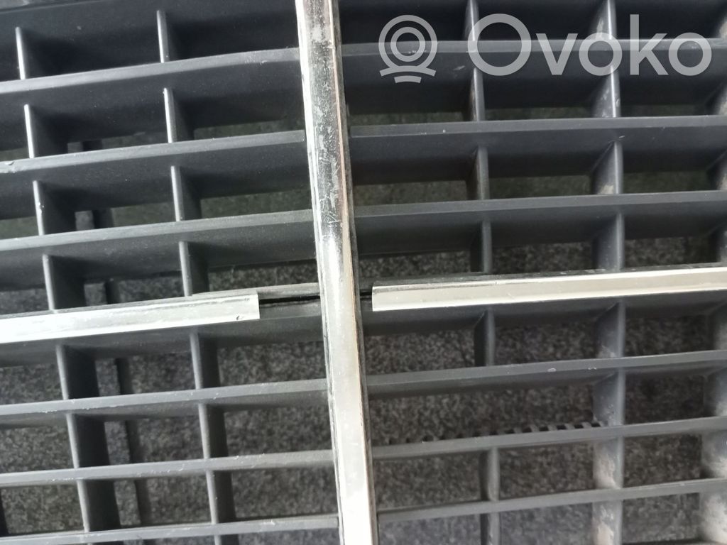 Mercedes-Benz E W210 Maskownica / Grill / Atrapa górna chłodnicy 