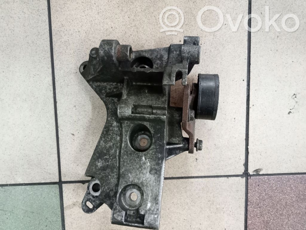 Renault Megane II Generator/alternator bracket 