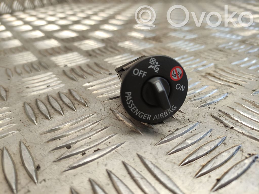 Renault Clio V Passenger airbag on/off switch 