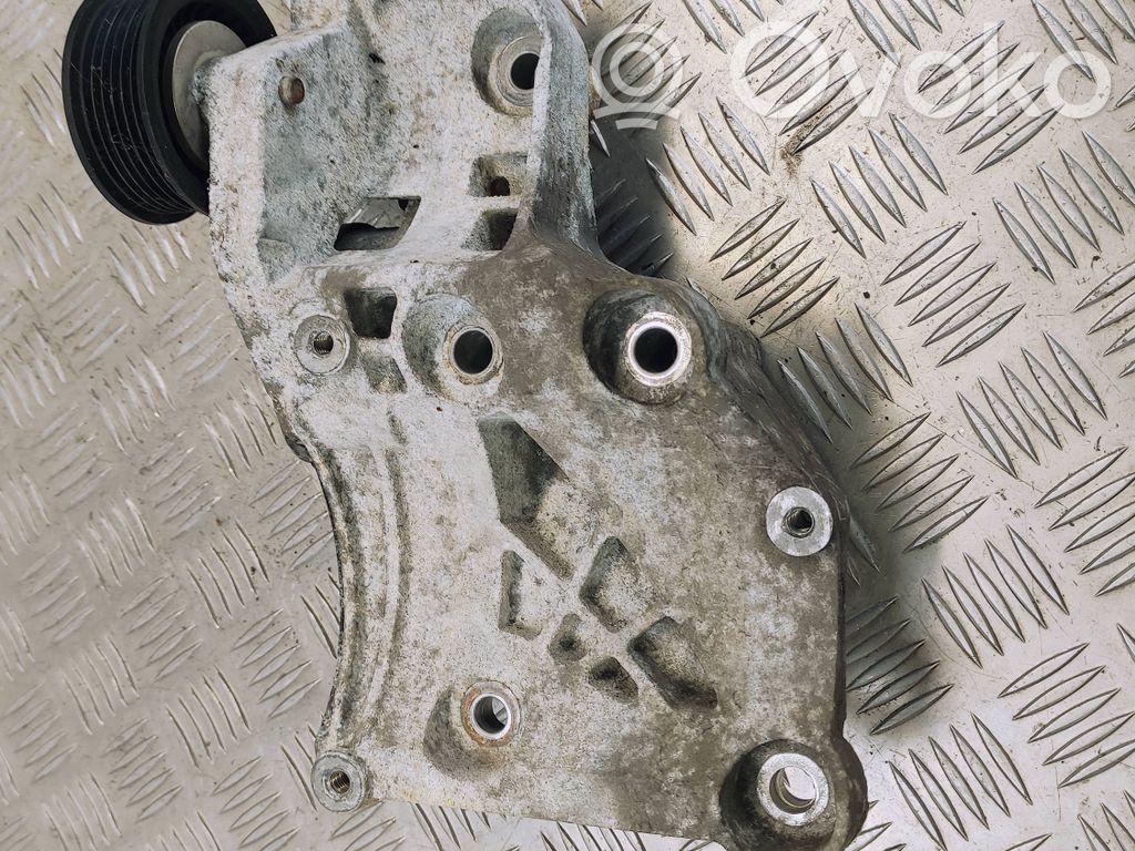 Opel Zafira C Oro kondicionieriaus kompresoriaus kronšteinas 