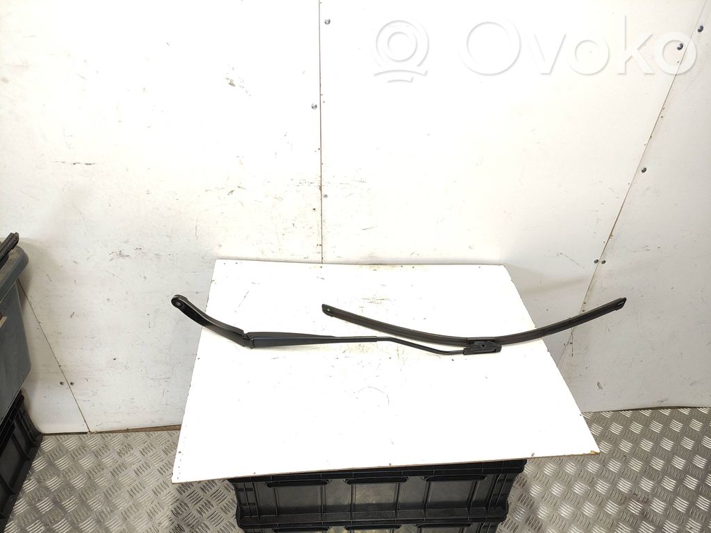 Renault Captur Front wiper blade arm 