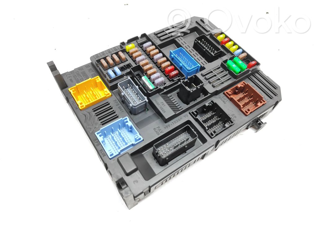 Peugeot 308 Fuse module 