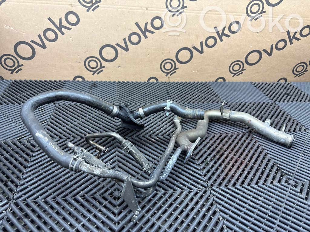 Volvo XC90 Conductă/furtun lichid de răcire motor 
