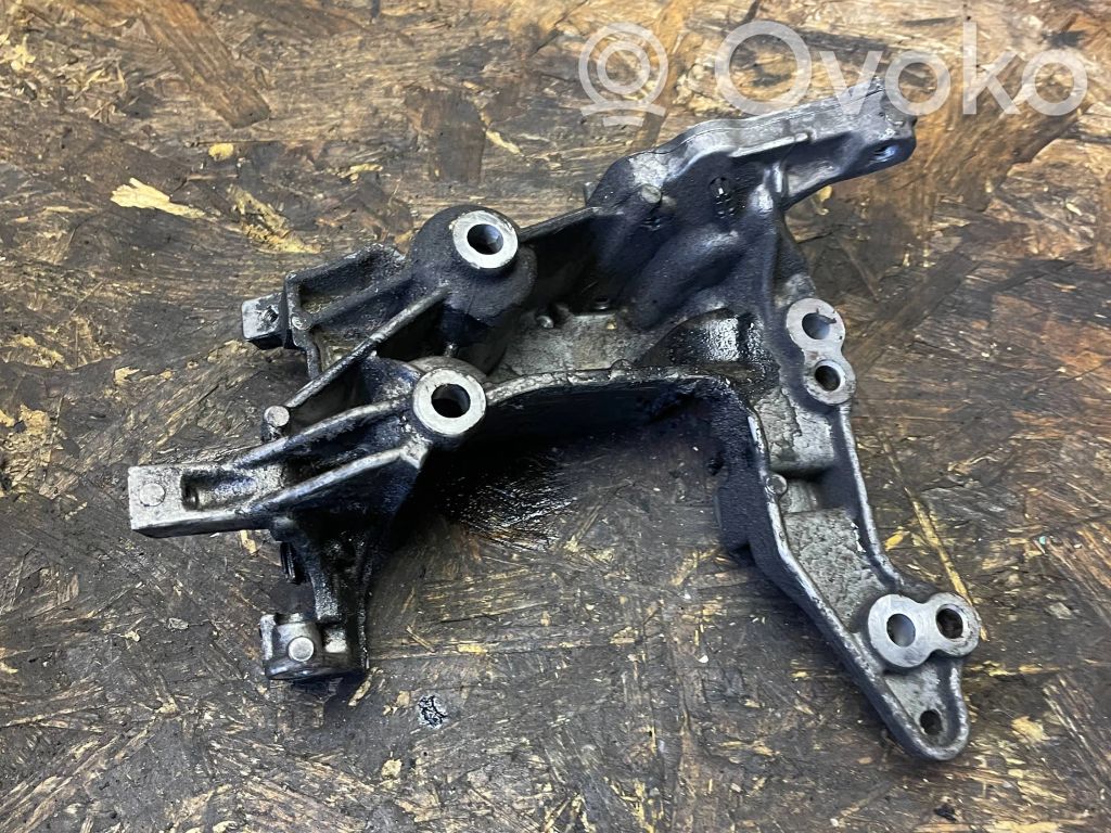 Peugeot 308 Engine mounting bracket 