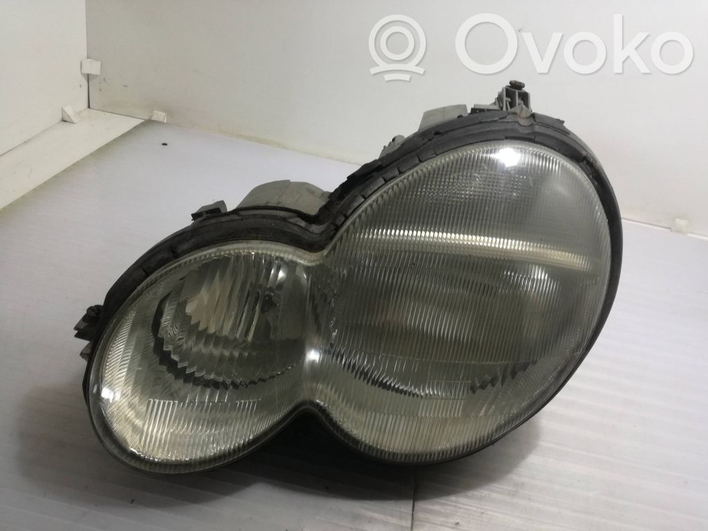 Mercedes-Benz C W203 Lampa przednia 